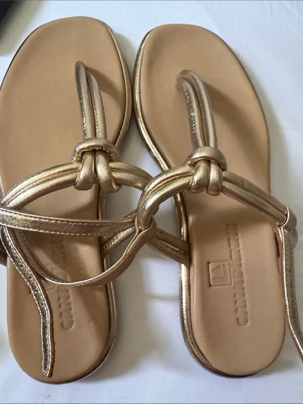La CANADIENNE Metallic Gold Knotted Toe-Loop Sandals